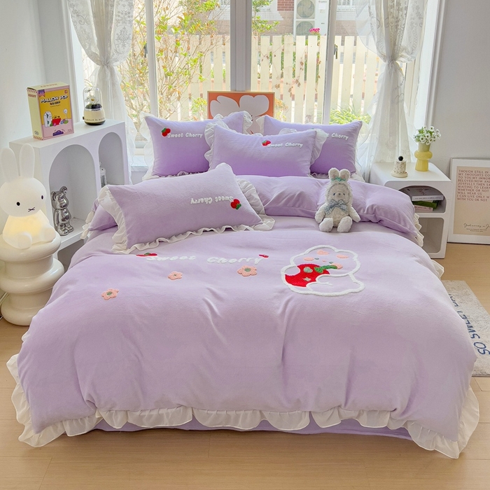 91家纺网 家纺一手货源 找家纺 眷恋家纺 2025新款韩版毛巾绣小蕾丝荷叶边牛奶绒四件套迷你兔+樱桃兔系列 樱桃兔-浅紫