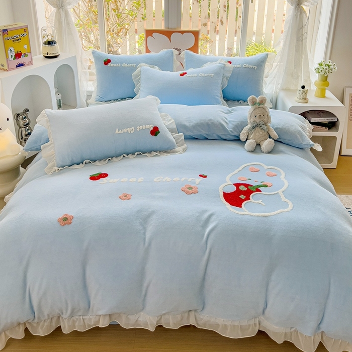 91家纺网 家纺一手货源 找家纺 眷恋家纺 2025新款韩版毛巾绣小蕾丝荷叶边牛奶绒四件套迷你兔+樱桃兔系列 樱桃兔-浅蓝