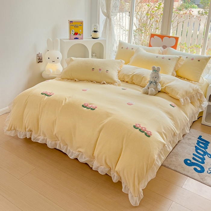 91家纺网 家纺一手货源 找家纺 眷恋家纺 2025新款韩版毛巾绣小蕾丝荷叶边牛奶绒四件套迷你兔+樱桃兔系列 迷你兔-浅黄