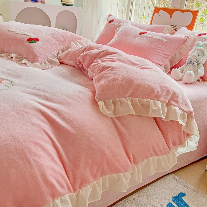 91家纺网 家纺一手货源 找家纺 眷恋家纺 2025新款韩版毛巾绣小蕾丝荷叶边牛奶绒四件套迷你兔+樱桃兔系列 樱桃兔-浅粉