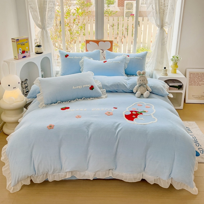 91家纺网 家纺一手货源 找家纺 眷恋家纺 2025新款韩版毛巾绣小蕾丝荷叶边牛奶绒四件套迷你兔+樱桃兔系列 樱桃兔-浅蓝