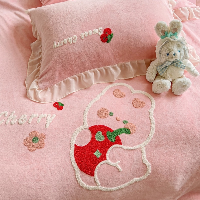 91家纺网 家纺一手货源 找家纺 眷恋家纺 2025新款韩版毛巾绣小蕾丝荷叶边牛奶绒四件套迷你兔+樱桃兔系列 樱桃兔-浅粉