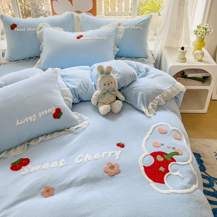 91家纺网 家纺一手货源 找家纺 眷恋家纺 2025新款韩版毛巾绣小蕾丝荷叶边牛奶绒四件套迷你兔+樱桃兔系列 樱桃兔-浅蓝