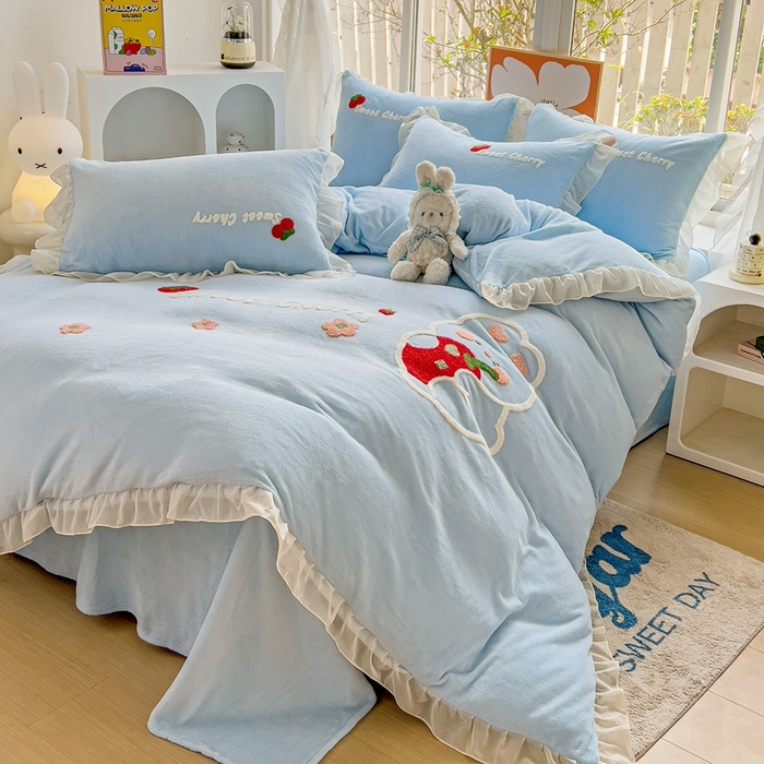 91家纺网 家纺一手货源 找家纺 眷恋家纺 2025新款韩版毛巾绣小蕾丝荷叶边牛奶绒四件套迷你兔+樱桃兔系列 樱桃兔-浅蓝