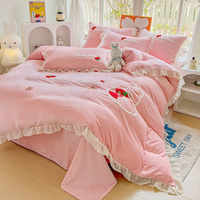 91家纺网 家纺一手货源 找家纺 眷恋家纺 2025新款韩版毛巾绣小蕾丝荷叶边牛奶绒四件套迷你兔+樱桃兔系列 樱桃兔-浅粉