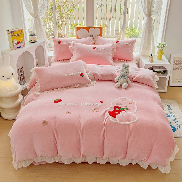 91家纺网 家纺一手货源 找家纺 眷恋家纺 2025新款韩版毛巾绣小蕾丝荷叶边牛奶绒四件套迷你兔+樱桃兔系列 樱桃兔-浅粉