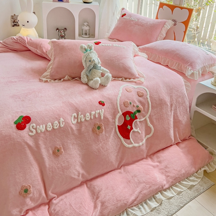 91家纺网 家纺一手货源 找家纺 眷恋家纺 2025新款韩版毛巾绣小蕾丝荷叶边牛奶绒四件套迷你兔+樱桃兔系列 樱桃兔-浅粉
