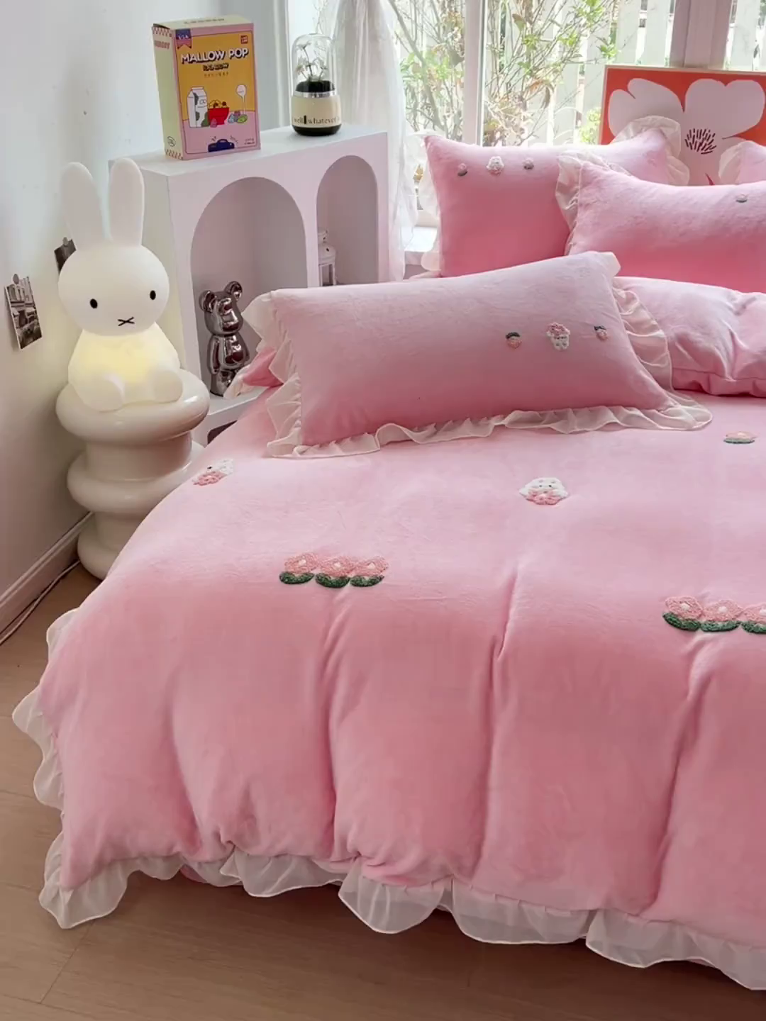 91家纺网 家纺一手货源 找家纺 眷恋家纺 2025新款韩版毛巾绣小蕾丝荷叶边牛奶绒四件套迷你兔+樱桃兔系列 迷你兔-浅粉