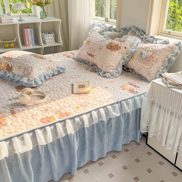 91家纺网 家纺一手货源 找家纺 禧缘家纺（原梦想家） 2025新款夹棉双层花边牛奶绒床笠三件套系列 猫咪心事