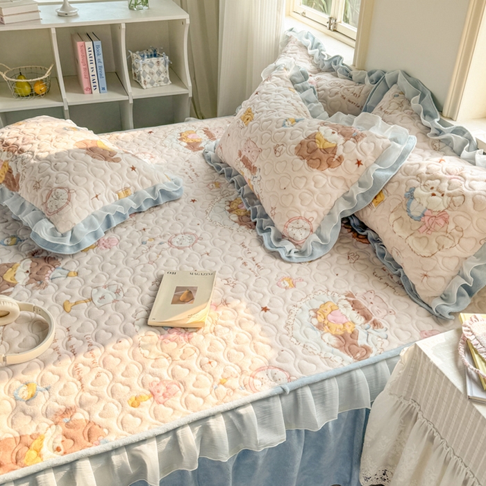 91家纺网 家纺一手货源 找家纺 禧缘家纺（原梦想家） 2025新款夹棉双层花边牛奶绒床笠三件套系列 猫咪心事