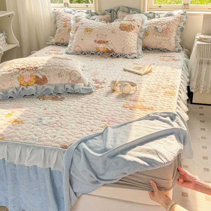 91家纺网 家纺一手货源 找家纺 禧缘家纺（原梦想家） 2025新款夹棉双层花边牛奶绒床笠三件套系列 猫咪心事