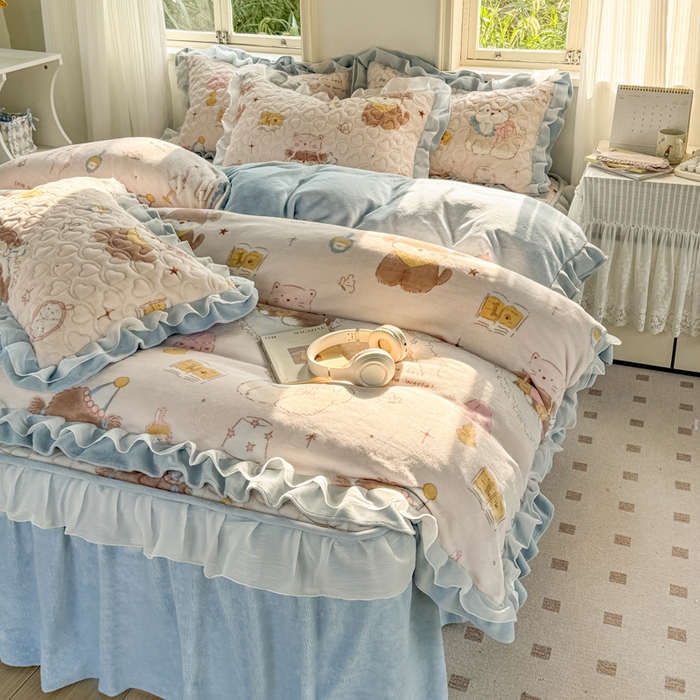 91家纺网 家纺一手货源 找家纺 禧缘家纺（原梦想家） 2025新款夹棉双层花边牛奶绒床笠三件套系列 猫咪心事