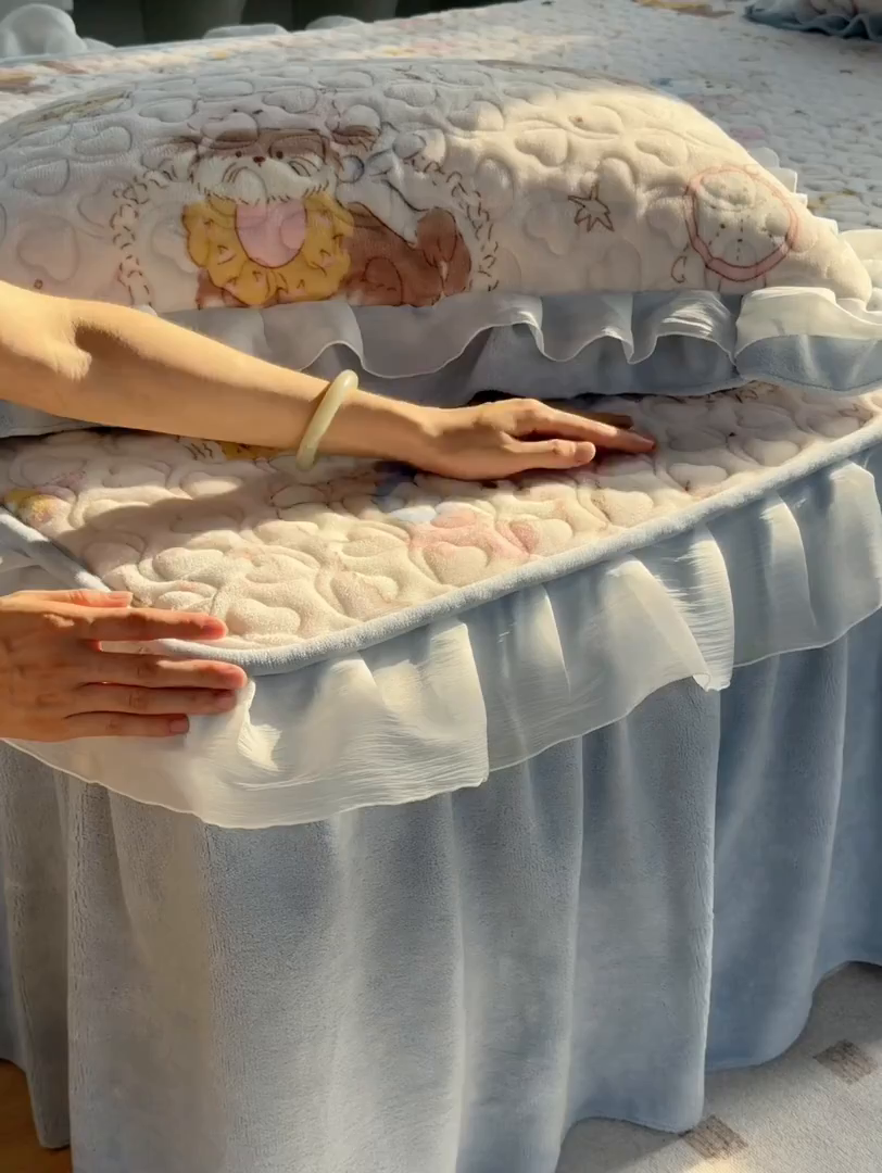 91家纺网 家纺一手货源 找家纺 禧缘家纺（原梦想家） 2025新款夹棉双层花边牛奶绒床笠三件套系列 猫咪心事