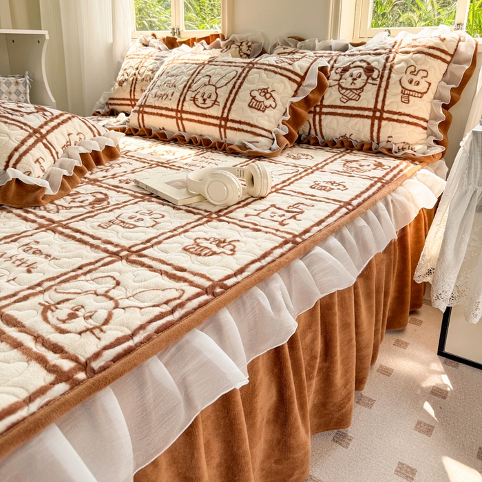 91家纺网 家纺一手货源 找家纺 禧缘家纺（原梦想家） 2025新款夹棉双层花边牛奶绒床笠三件套系列 摩卡小镇