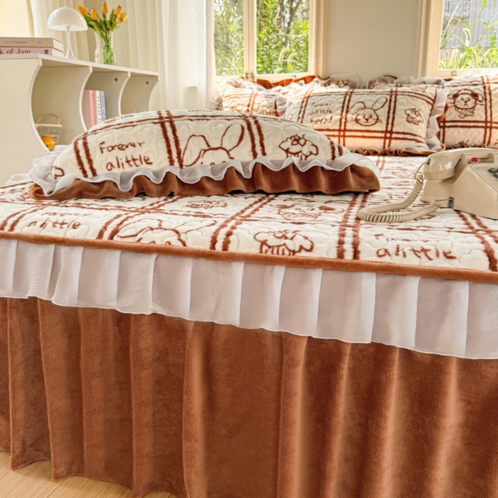 91家纺网 家纺一手货源 找家纺 禧缘家纺（原梦想家） 2025新款夹棉双层花边牛奶绒床笠三件套系列 摩卡小镇