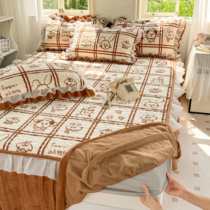 91家纺网 家纺一手货源 找家纺 禧缘家纺（原梦想家） 2025新款夹棉双层花边牛奶绒床笠三件套系列 摩卡小镇