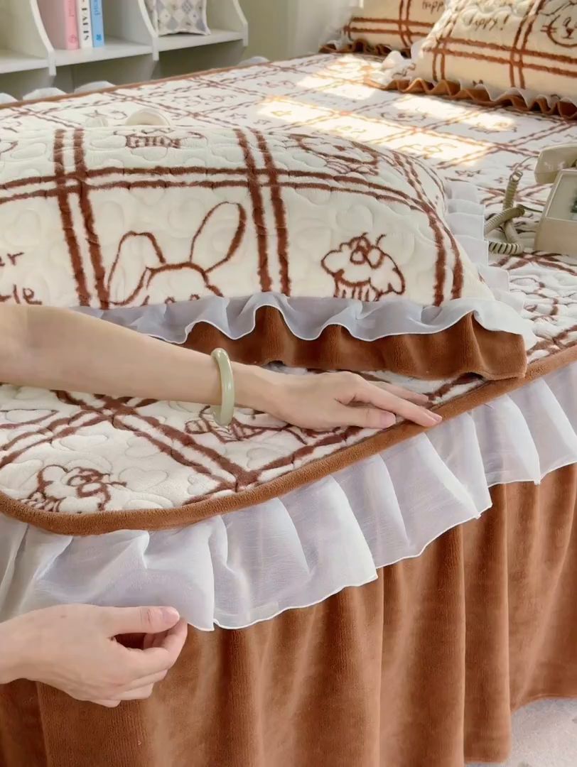 91家纺网 家纺一手货源 找家纺 禧缘家纺（原梦想家） 2025新款夹棉双层花边牛奶绒床笠三件套系列 摩卡小镇