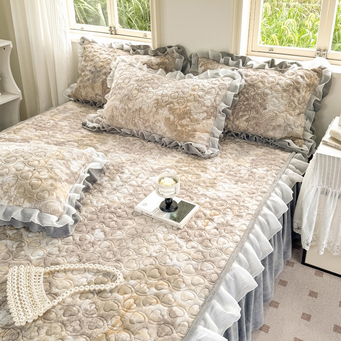 91家纺网 家纺一手货源 找家纺 禧缘家纺（原梦想家） 2025新款夹棉双层花边牛奶绒床笠三件套系列 雾都茶花