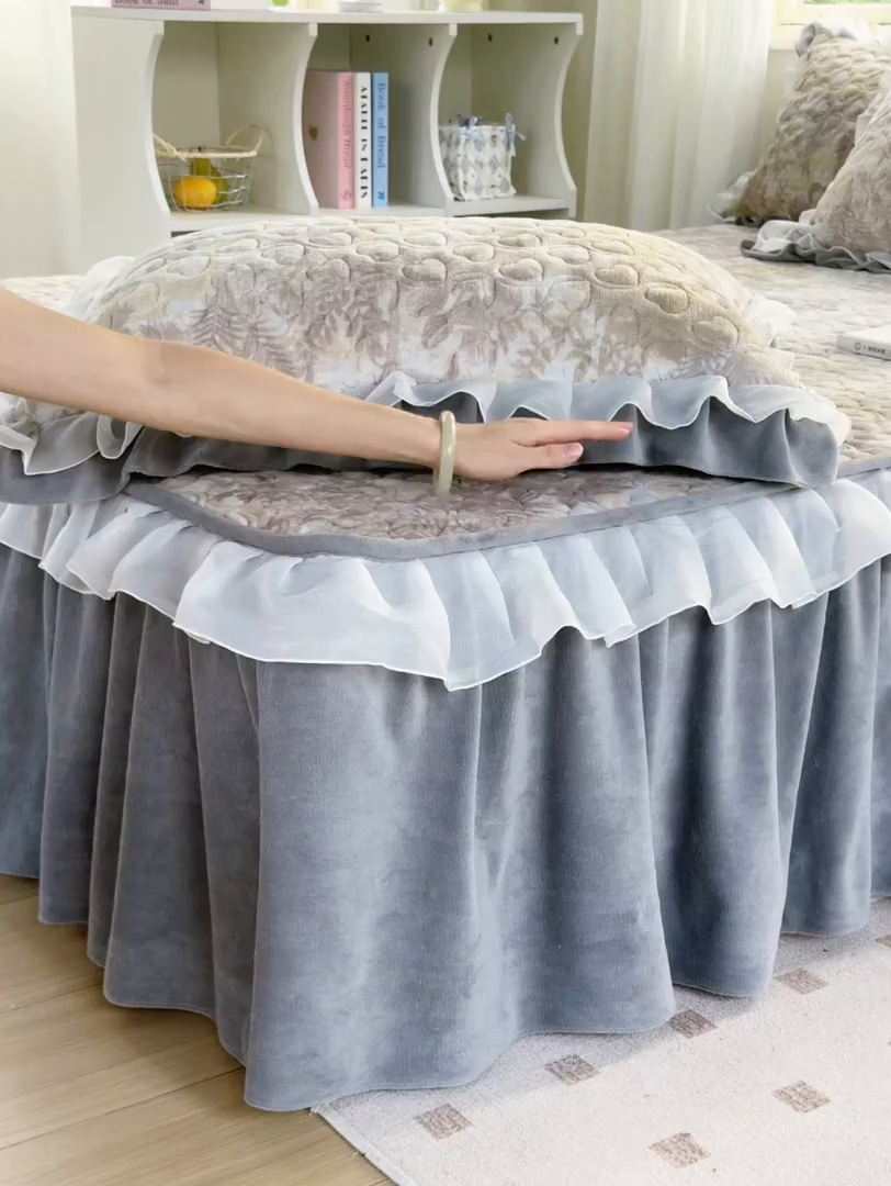 91家纺网 家纺一手货源 找家纺 禧缘家纺（原梦想家） 2025新款夹棉双层花边牛奶绒床笠三件套系列 雾都茶花