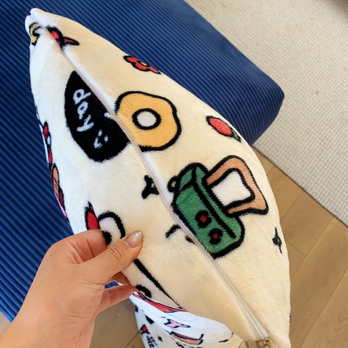 91家纺网 家纺一手货源 找家纺 桃喜 2025新款ins牛奶绒印花长抱枕 小猫笔记