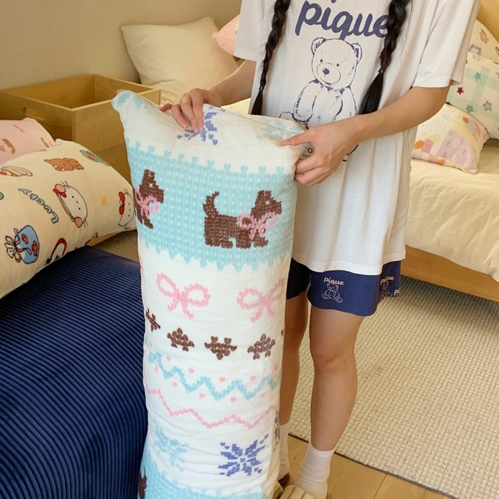 91家纺网 家纺一手货源 找家纺 桃喜 2025新款ins牛奶绒印花长抱枕 费尔岛狗狗蓝