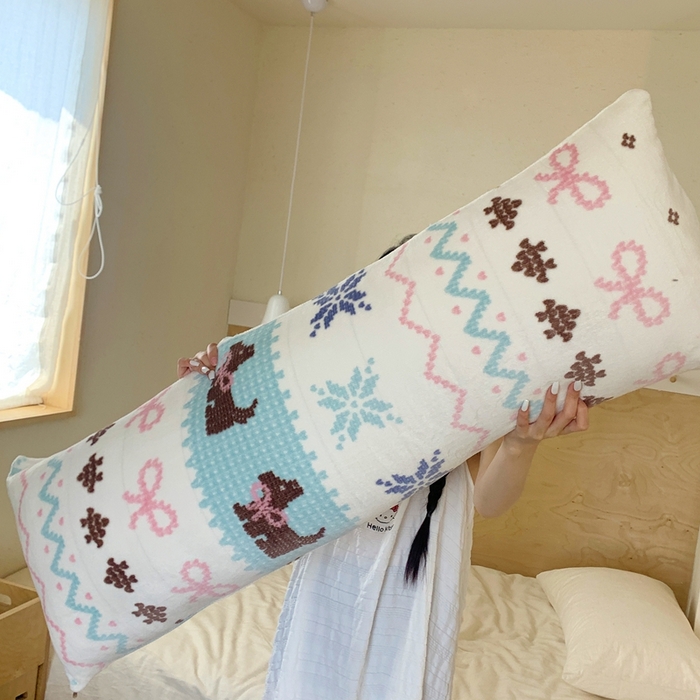 91家纺网 家纺一手货源 找家纺 桃喜 2025新款ins牛奶绒印花长抱枕 费尔岛狗狗蓝