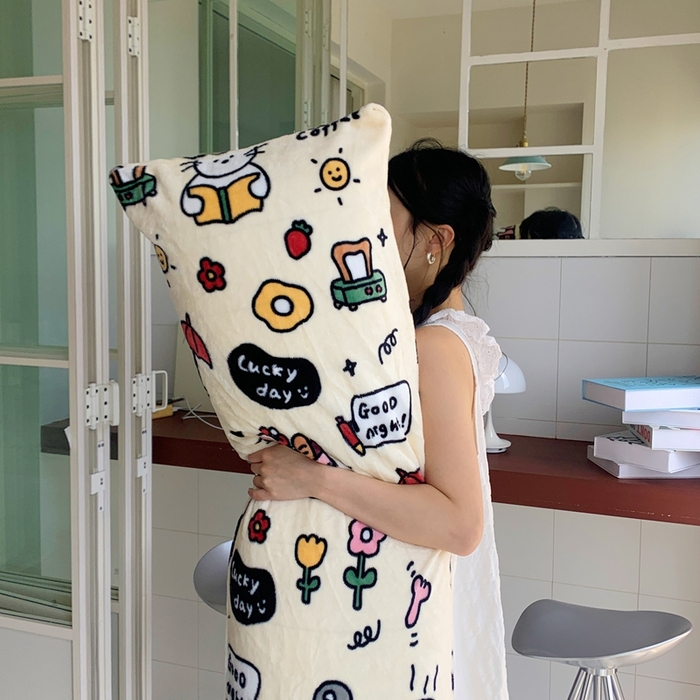 91家纺网 家纺一手货源 找家纺 桃喜 2025新款ins牛奶绒印花长抱枕 小猫笔记