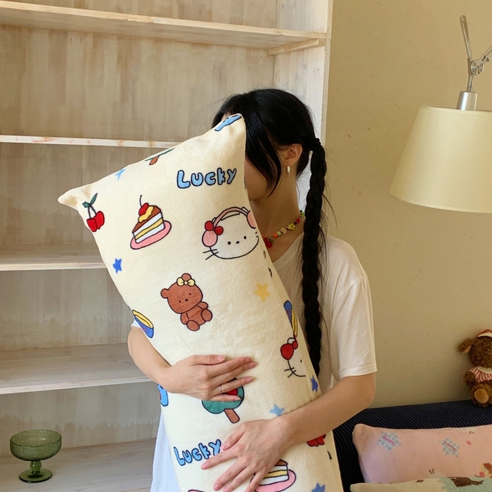 91家纺网 家纺一手货源 找家纺 桃喜 2025新款ins牛奶绒印花长抱枕 涂鸦猫猫