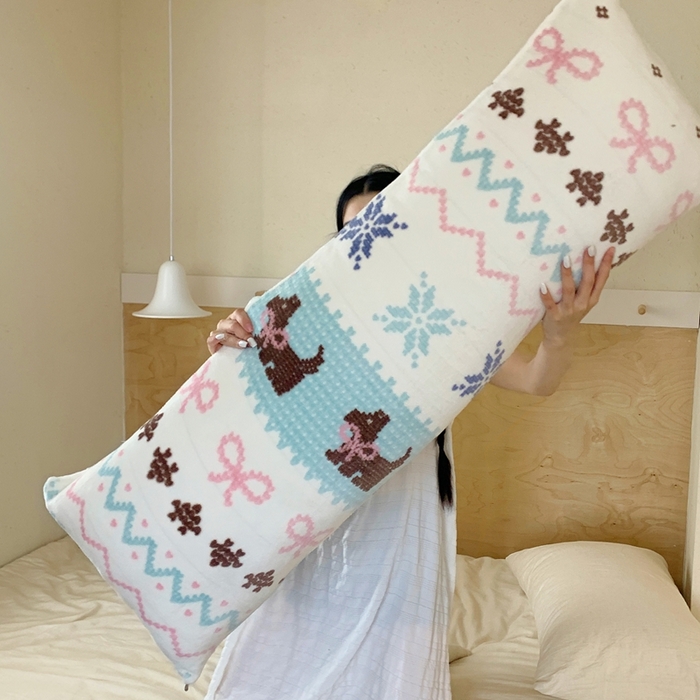 91家纺网 家纺一手货源 找家纺 桃喜 2025新款ins牛奶绒印花长抱枕 费尔岛狗狗蓝