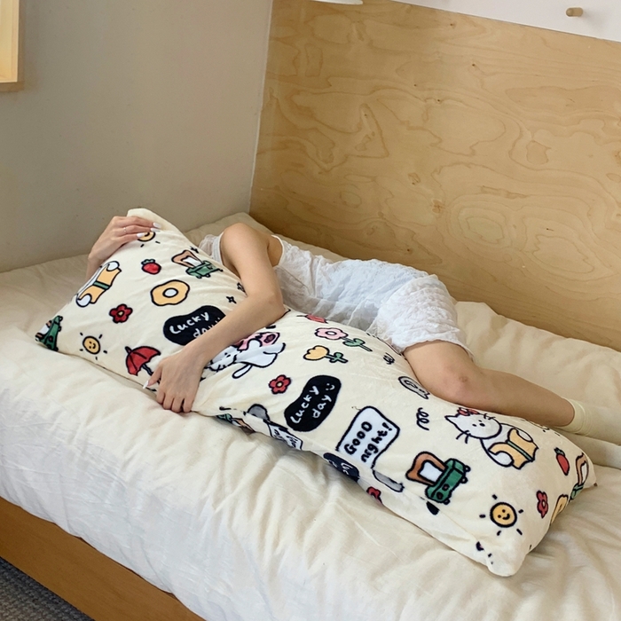 91家纺网 家纺一手货源 找家纺 桃喜 2025新款ins牛奶绒印花长抱枕 小猫笔记