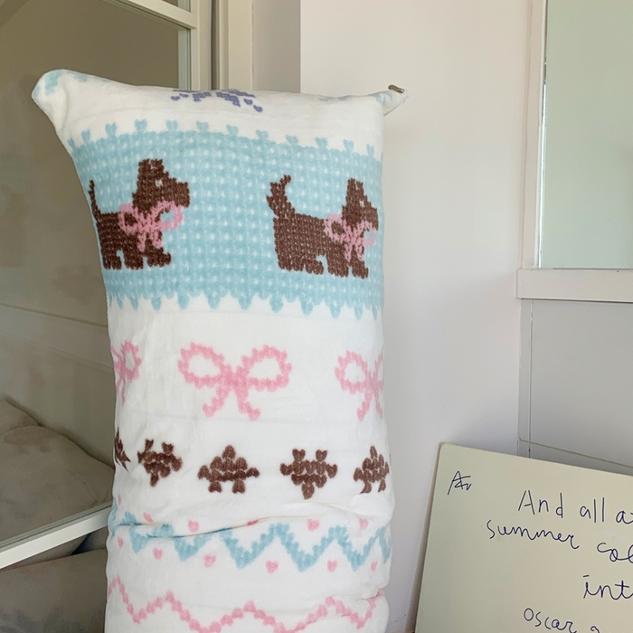 91家纺网 家纺一手货源 找家纺 桃喜 2025新款ins牛奶绒印花长抱枕 费尔岛狗狗蓝