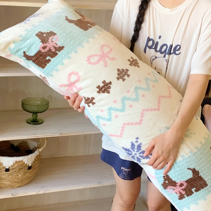 91家纺网 家纺一手货源 找家纺 桃喜 2025新款ins牛奶绒印花长抱枕 费尔岛狗狗蓝