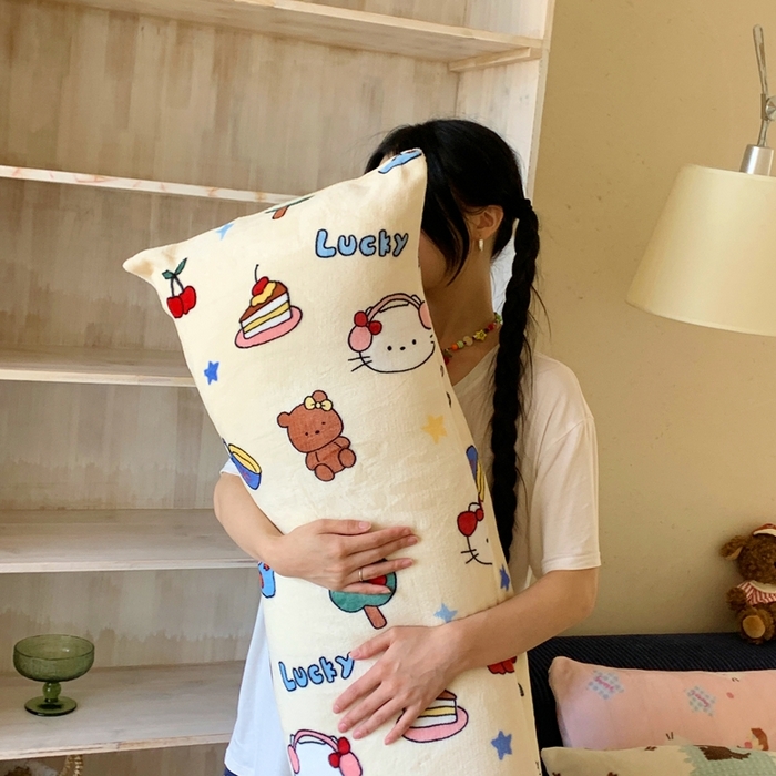 91家纺网 家纺一手货源 找家纺 桃喜 2025新款ins牛奶绒印花长抱枕 涂鸦猫猫