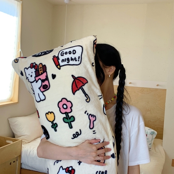 91家纺网 家纺一手货源 找家纺 桃喜 2025新款ins牛奶绒印花长抱枕 小猫笔记