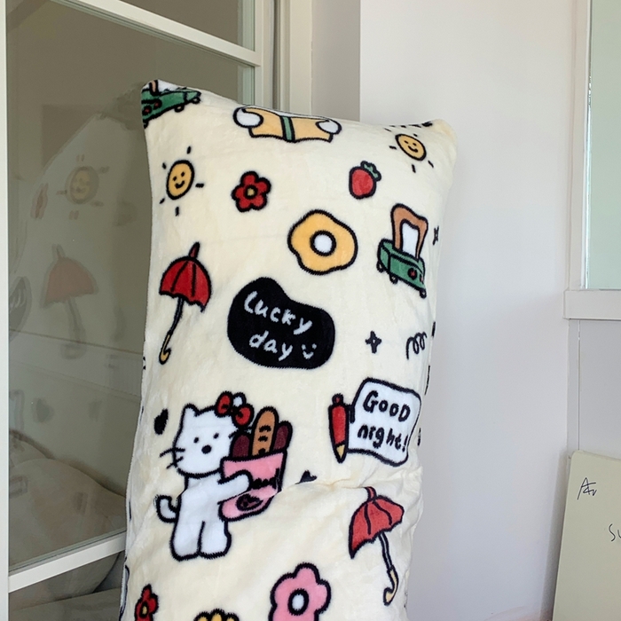 91家纺网 家纺一手货源 找家纺 桃喜 2025新款ins牛奶绒印花长抱枕 小猫笔记