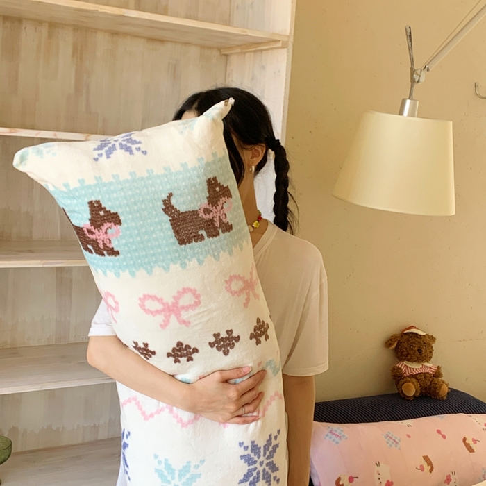 91家纺网 家纺一手货源 找家纺 桃喜 2025新款ins牛奶绒印花长抱枕 费尔岛狗狗蓝