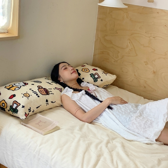 91家纺网 家纺一手货源 找家纺 桃喜 2025新款ins牛奶绒印花长抱枕 小猫笔记