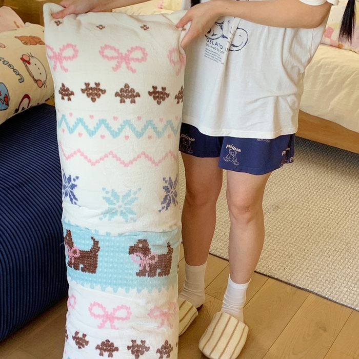 91家纺网 家纺一手货源 找家纺 桃喜 2025新款ins牛奶绒印花长抱枕 费尔岛狗狗蓝