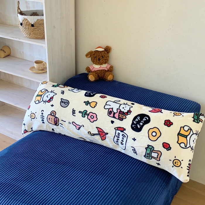 91家纺网 家纺一手货源 找家纺 桃喜 2025新款ins牛奶绒印花长抱枕 小猫笔记