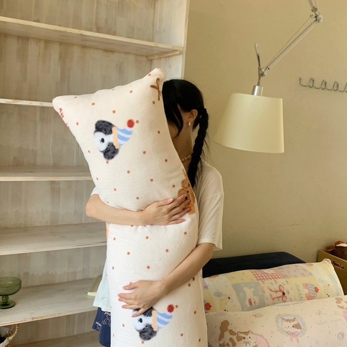 91家纺网 家纺一手货源 找家纺 桃喜 2025新款ins牛奶绒印花长抱枕 幸运狗狗