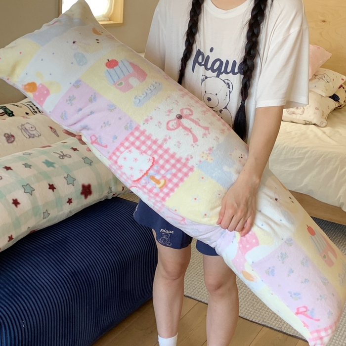 91家纺网 家纺一手货源 找家纺 桃喜 2025新款ins牛奶绒印花长抱枕 房子小狗