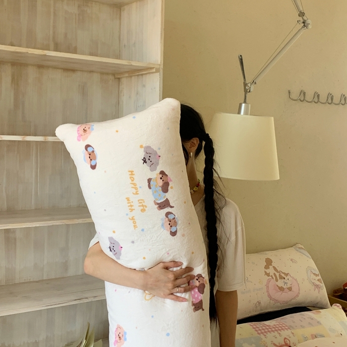 91家纺网 家纺一手货源 找家纺 桃喜 2025新款ins牛奶绒印花长抱枕 快乐腊肠狗狗