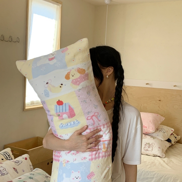 91家纺网 家纺一手货源 找家纺 桃喜 2025新款ins牛奶绒印花长抱枕 房子小狗
