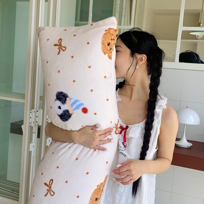 91家纺网 家纺一手货源 找家纺 桃喜 2025新款ins牛奶绒印花长抱枕 幸运狗狗