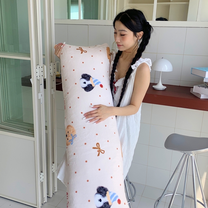 91家纺网 家纺一手货源 找家纺 桃喜 2025新款ins牛奶绒印花长抱枕 幸运狗狗