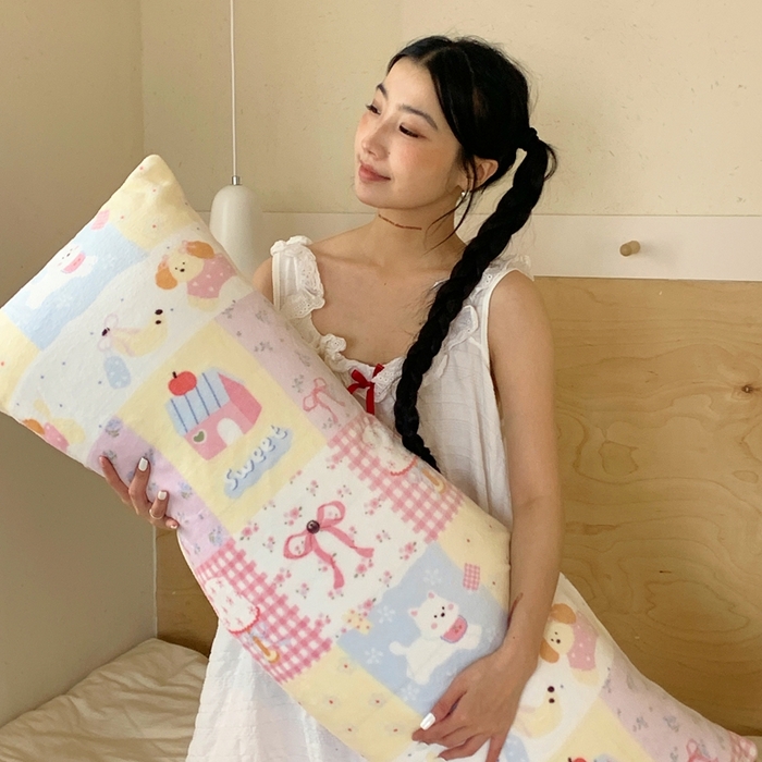 91家纺网 家纺一手货源 找家纺 桃喜 2025新款ins牛奶绒印花长抱枕 房子小狗