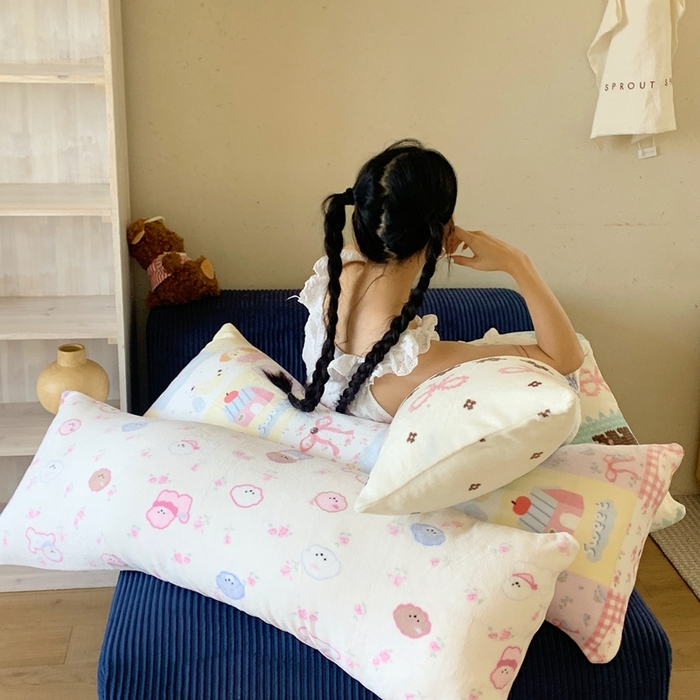 91家纺网 家纺一手货源 找家纺 桃喜 2025新款ins牛奶绒印花长抱枕 组合图仅供展示不可下单