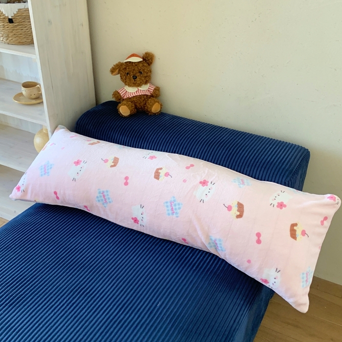 91家纺网 家纺一手货源 找家纺 桃喜 2025新款ins牛奶绒印花长抱枕 快乐腊肠狗狗