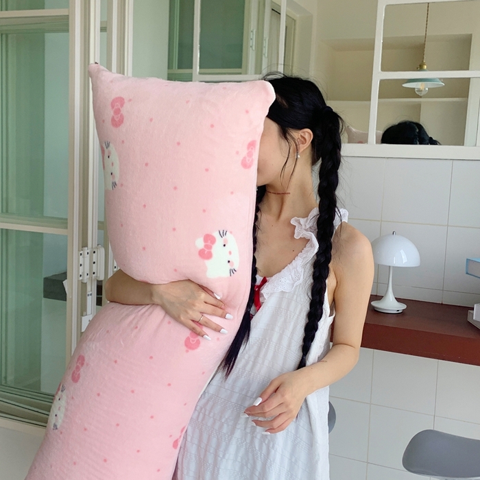 91家纺网 家纺一手货源 找家纺 桃喜 2025新款ins牛奶绒印花长抱枕 超甜小猫