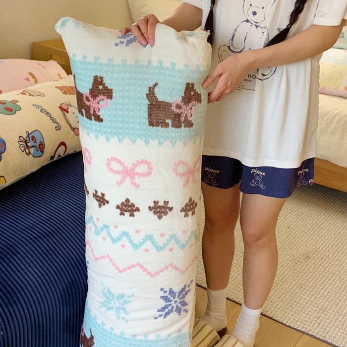 91家纺网 家纺一手货源 找家纺 桃喜 2025新款ins牛奶绒印花长抱枕 费尔岛狗狗蓝